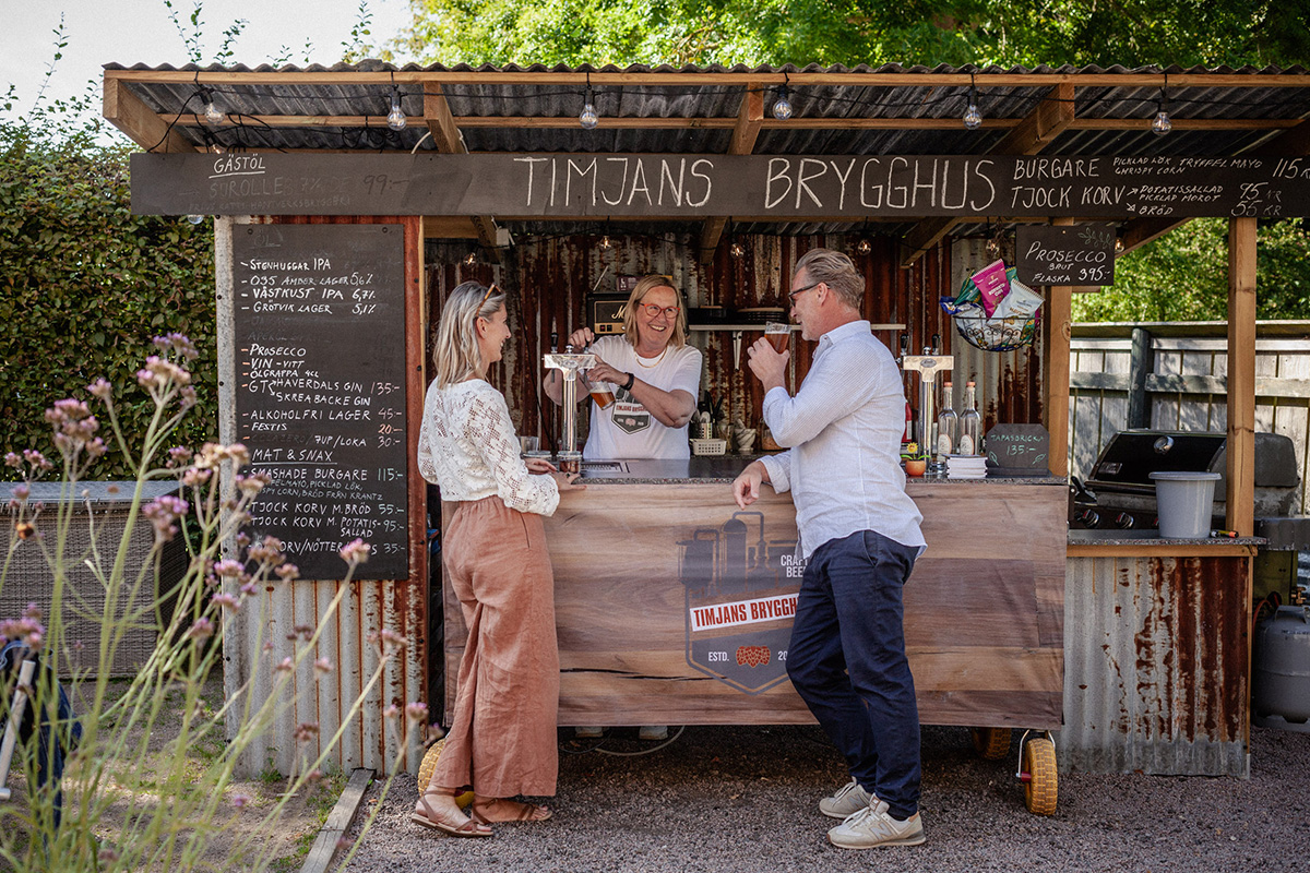 Timjans Brygghus Gäster dricker öl i Utebaren på Timjans Brygghus