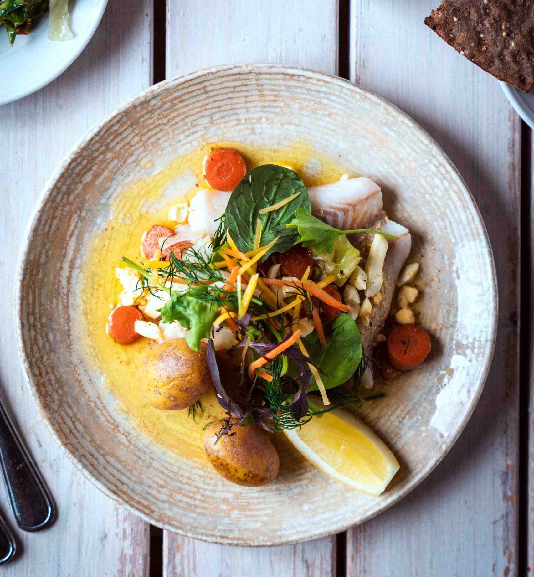 Vacker fiskrätt på tallrik på restaurang Joels brygga.