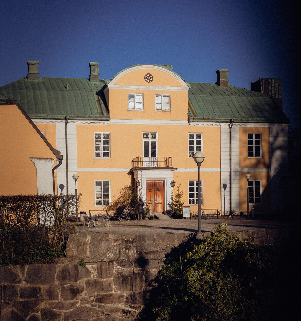 Wapnö Slott i kvällsljus.