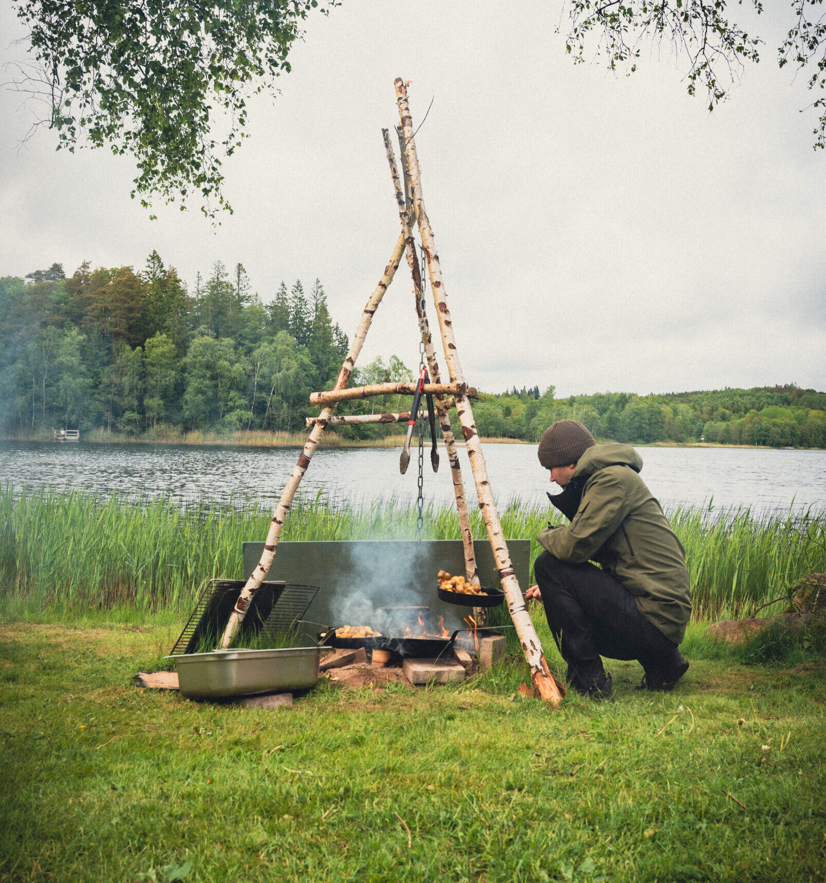 Matlagning över öppen eld vid en sjö i Åkulla.